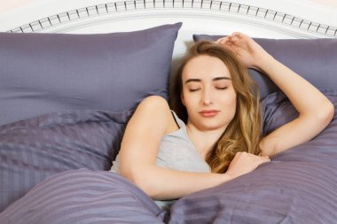 Yatak odasındaki mutlu tatlı kız..