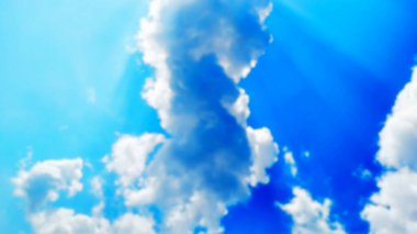 Bulanık arkaplan gökyüzü bulutları: Sabah arkaplanı boyunca güneş ışığı bulutları gökyüzü. Mavi, beyaz pastel cennet, yumuşak odaklı lens güneş ışığı. Barışçıl doğanın soyut buğulanmış Cyan gradyanı. Mavi gökyüzü arkaplan kopyalama alanı.