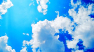 Bulanık arkaplan gökyüzü bulutları: Sabah arkaplanı boyunca güneş ışığı bulutları gökyüzü. Mavi, beyaz pastel cennet, yumuşak odaklı lens güneş ışığı. Barışçıl doğanın soyut buğulanmış Cyan gradyanı. Mavi gökyüzü arkaplan kopyalama alanı.