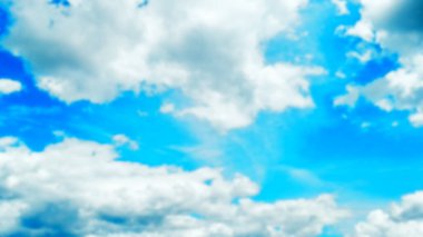 Bulanık arkaplan gökyüzü bulutları: Sabah arkaplanı boyunca güneş ışığı bulutları gökyüzü. Mavi, beyaz pastel cennet, yumuşak odaklı lens güneş ışığı. Barışçıl doğanın soyut buğulanmış Cyan gradyanı. Mavi gökyüzü arkaplan kopyalama alanı.