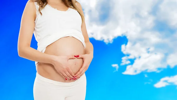 Těhotná Žena Ležérní Oblečení Izolované Rozmazané Obloze Pozadí Těhotná Žena — Stock fotografie