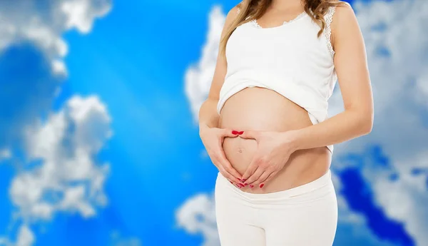 Mujer Embarazada Con Ropa Casual Aislada Fondo Del Cielo Borroso — Foto de Stock
