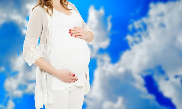 Schwangere Frau Freizeitkleidung Isoliert Auf Verschwommenem Himmel Hintergrund Schwangere Frau — Stockfoto