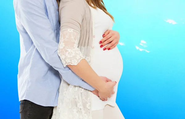 Portrait Jeune Couple Attente Enfant Isolé Sur Fond Bleu Jeune — Photo