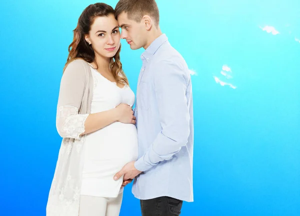 Porträt Eines Jungen Paares Das Auf Blauem Hintergrund Das Kind — Stockfoto