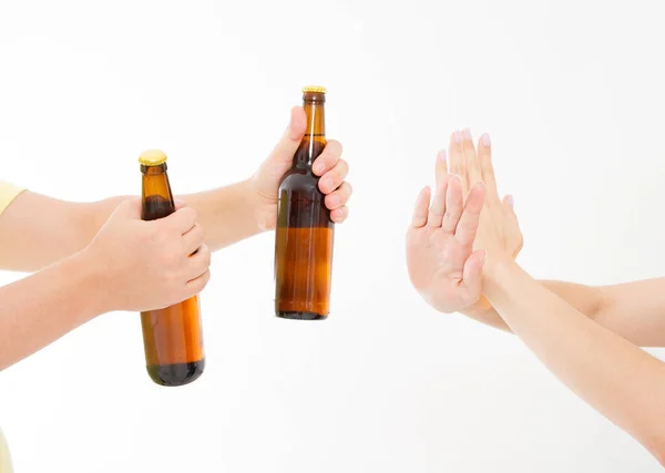 女性的手拒绝一瓶隔离在白色背景下的啤酒 复制空间 — 图库照片