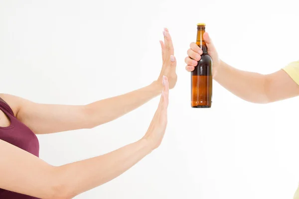 Kadın Eli Beyaz Arka Planda Izole Edilmiş Bira Şişesini Reddediyor — Stok fotoğraf