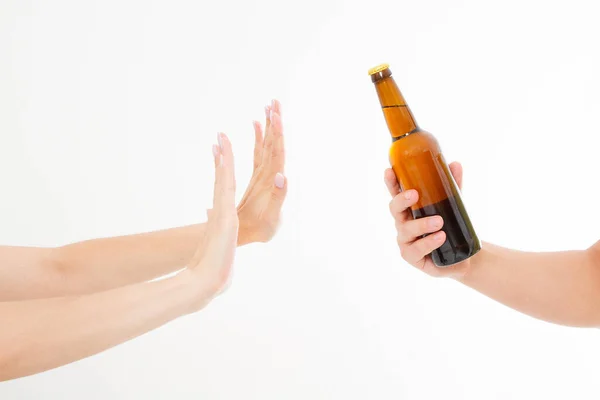 Mano Femminile Respingere Una Bottiglia Birra Isolata Sfondo Bianco Concetto — Foto Stock