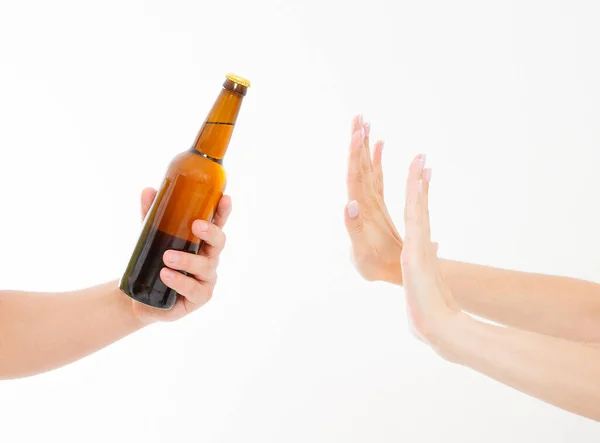 Mano Femminile Respingere Una Bottiglia Birra Isolata Sfondo Bianco Concetto — Foto Stock