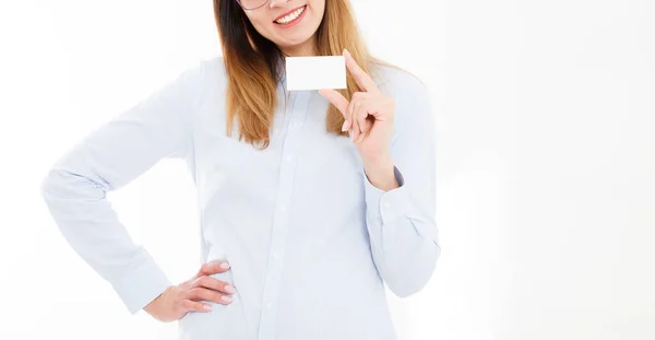 Jovem Mulher Sorrindo Segurando Cartão Visita Branco Isolado Fundo Branco — Fotografia de Stock