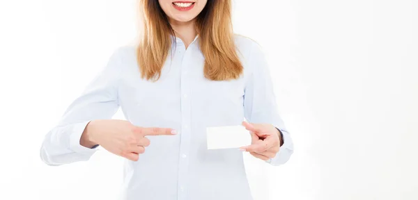 Jovem Mulher Camisa Segurando Cartão Visita Isolado Fundo Branco Cartão — Fotografia de Stock