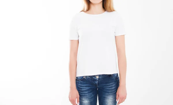 穿着T恤的漂亮性感女人的肖像 T恤的设计 人的概念 穿着白衬衫的女人的特写 前隔离 模型化模板用于设计打印 复制空间 — 图库照片