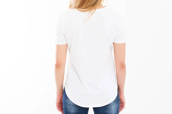 后视镜 穿着空白白色T恤衫的女性身体模拟特写镜头隔离 — 图库照片