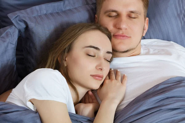 Junges Schönes Paar Das Nachts Mit Geschlossenen Augen Bett Schläft — Stockfoto