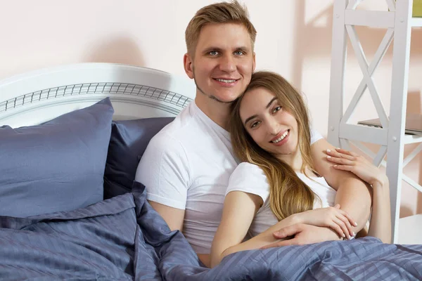 Schönes Paar Das Sich Morgens Schlafzimmer Auf Dem Bett Umarmt — Stockfoto