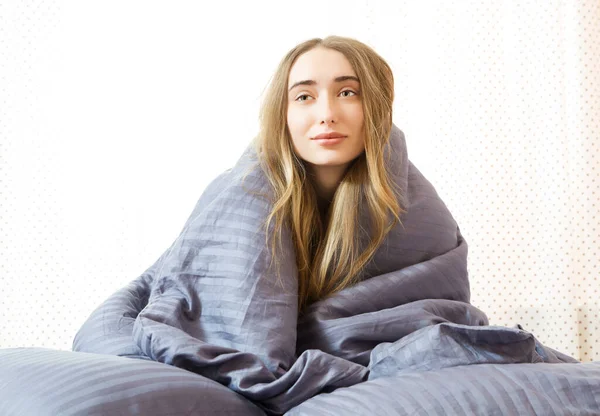 ベッドの中で午前中に眠そうな女の子 若い美しい女性の毛布に包まれた睡眠 寝たきり美人女性休むオンベッドルーム — ストック写真