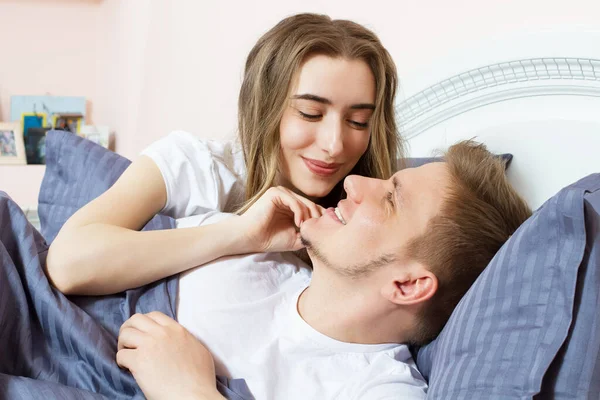 Retrato Feliz Pareja Cama Dormitorio Por Mañana Familia Feliz Concepto — Foto de Stock