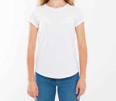 Mükemmel vücutlu bir kızın üzerine yakın plan beyaz tişört.
