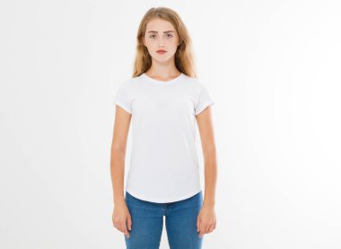 Genç, beyaz, Avrupalı bir kadın, beyaz tişörtlü bir kız. Gömlek tasarımı ve insanların konsepti. Gömlekler beyaz arka planda izole edilmiş. Model yap. Boşluğu kopyala.