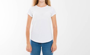 Genç, beyaz, Avrupalı bir kadın, beyaz tişörtlü bir kız. Gömlek tasarımı ve insanların konsepti. Gömlekler beyaz arka planda izole edilmiş. Model yap. Boşluğu kopyala.
