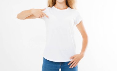 Genç seksi kadın beyaz tişörtüne el işareti yapıyor, tasarımcılar için.