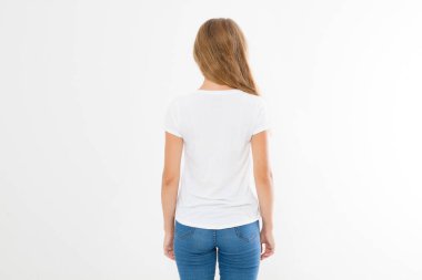 Genç, beyaz, Avrupalı bir kadın, beyaz tişörtlü bir kız. Gömlek tasarımı ve insanların konsepti. Gömlekler beyaz arka planda izole edilmiş. Model yap. Boşluğu kopyala.