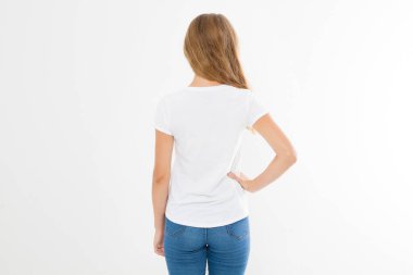 Genç, beyaz, Avrupalı bir kadın, beyaz tişörtlü bir kız. Gömlek tasarımı ve insanların konsepti. Gömlekler beyaz arka planda izole edilmiş. Model yap. Boşluğu kopyala.