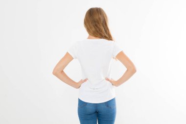 Genç, beyaz, Avrupalı bir kadın, beyaz tişörtlü bir kız. Gömlek tasarımı ve insanların konsepti. Gömlekler beyaz arka planda izole edilmiş. Model yap. Boşluğu kopyala.