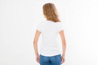 Beyaz tişörtlü, Avrupalı genç bir kadın, beyaz tişörtlü bir kız. Gömlek tasarımı ve insanların konsepti. Gömlekler beyaz arka planda izole edilmiş. Model yap. Boşluğu kopyala.