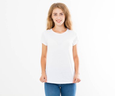 Gülen mutlu kız beyaz t-shirtle poz veriyor, fotokopi odası, boş tişört, boş tişört kadın