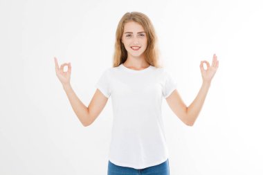 Kafkasyalı, sakin ve rahat yüzlü, yoga pozu vermiş, kollarını açmış güzel bir Avrupalı kadın portresi. Kız sabah meditasyonundan sonra rahatlamış hissediyor. Boşluğu kopyala.