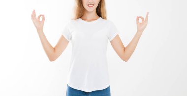 Kafkasyalı, sakin ve rahat yüzlü, yoga pozu vermiş, kollarını açmış güzel bir Avrupalı kadın portresi. Kız sabah meditasyonundan sonra rahatlamış hissediyor. Boşluğu kopyala.