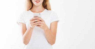 Cep telefonu tutan bir kız, akıllı telefonu olan bir kadın. Reklam konsepti. Uzayı kopyala Model yap. Boşluk.