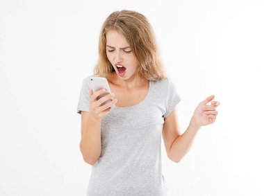 Akıllı telefona bakan tatlı bir kadın kötü haberler görüyor ya da yüzünde şaşkın duygular olan fotoğraflar, insan tepkisi ifadesi, kopyalama alanı.