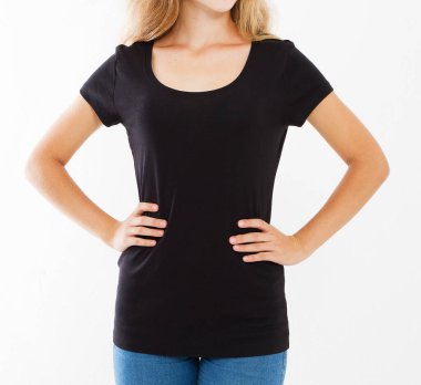 Siyah tişörtlü kadın beyaz arka planda izole edilmiş. Tasarım için hazırlan. Uzayı kopyala Şablon. Boşluk