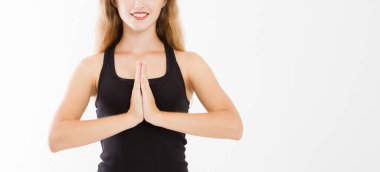 Güzel bir kadının elleri, tişörtlü bir kız, evde meditasyon yapıyor, kollarını Namaste jestine odaklıyor. Asya tıbbı, yoga konsepti. Model yap. Uzayı kopyala Şablon. Boşluk.