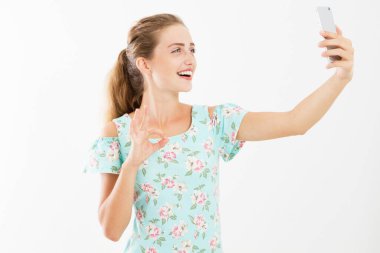 Tatlı bayan hipster erkek selfie beyaz fotokopi alanı üzerinde izole edilmiş, pozitif görüntü stüdyo çekimi