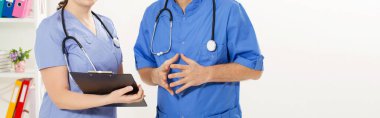 Doktor ekibi klinikte bir şeyi kusuyor, fotokopi odası, sağlık sigortası, sağlık konsepti..