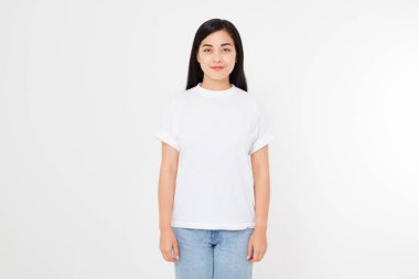 Beyaz tişörtlü genç Asyalı Japon kadın. Gömlek tasarımı ve insanların konsepti. Gömlekler beyaz arka planda izole edilmiş. Model yap. Boşluğu kopyala.