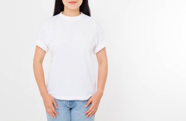 Beyaz tişörtlü genç Asyalı Japon kadın. Gömlek tasarımı ve insanların konsepti. Gömlekler beyaz arka planda izole edilmiş. Model yap. Boşluğu kopyala.