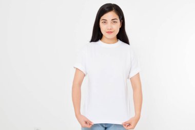 Beyaz tişörtlü genç Asyalı Japon kadın. Gömlek tasarımı ve insanların konsepti. Gömlekler beyaz arka planda izole edilmiş. Model yap. Boşluğu kopyala.