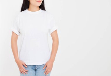 Beyaz tişörtlü genç Asyalı Japon kadın. Gömlek tasarımı ve insanların konsepti. Gömlekler beyaz arka planda izole edilmiş. Model yap. Boşluğu kopyala.