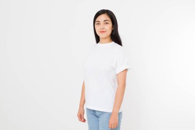 Beyaz tişörtlü genç Asyalı Japon kadın. Gömlek tasarımı ve insanların konsepti. Gömlekler beyaz arka planda izole edilmiş. Model yap. Boşluğu kopyala.