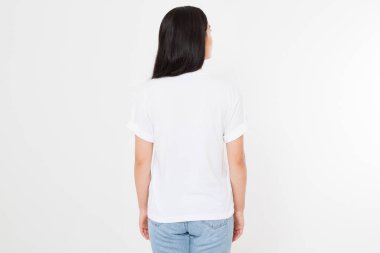 Beyaz tişörtlü genç Asyalı Japon kadın. Gömlek tasarımı ve insanların konsepti. Gömlekler beyaz arka planda izole edilmiş. Model yap. Boşluğu kopyala.