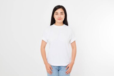 Beyaz tişörtlü genç Asyalı Japon kadın. Gömlek tasarımı ve insanların konsepti. Gömlekler beyaz arka planda izole edilmiş. Model yap. Boşluğu kopyala.