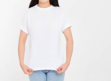 Beyaz tişörtlü genç Asyalı Japon kadın. Gömlek tasarımı ve insanların konsepti. Gömlekler beyaz arka planda izole edilmiş. Model yap. Boşluğu kopyala.