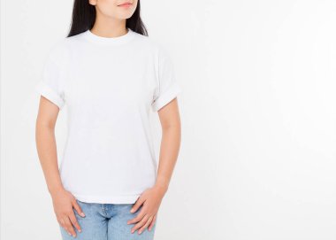 Beyaz tişörtlü genç Asyalı Japon kadın. Gömlek tasarımı ve insanların konsepti. Gömlekler beyaz arka planda izole edilmiş. Model yap. Boşluğu kopyala.