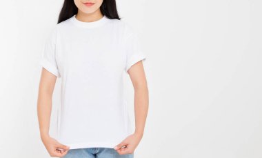 Beyaz tişörtlü genç Asyalı Japon kadın. Gömlek tasarımı ve insanların konsepti. Gömlekler beyaz arka planda izole edilmiş. Model yap. Boşluğu kopyala.