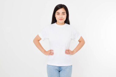Beyaz tişörtlü genç Asyalı Japon kadın. Gömlek tasarımı ve insanların konsepti. Gömlekler beyaz arka planda izole edilmiş. Model yap. Boşluğu kopyala.