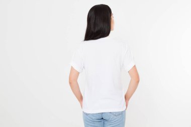 Beyaz tişörtlü genç Asyalı Japon kadın. Gömlek tasarımı ve insanların konsepti. Gömlekler beyaz arka planda izole edilmiş. Model yap. Boşluğu kopyala.